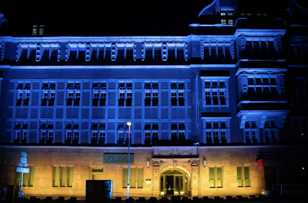 Genscher-Haus in den Farben der ukrainischen Landesflagge
