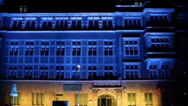 Genscher-Haus in den Farben der ukrainischen Landesflagge